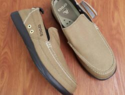 12 Rekomendasi Harga Sepatu Crocs Original Laki-Laki Terbaru
