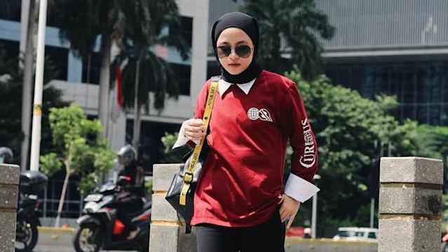 Foto Wanita Hijab Pakai Kacamata Hitam